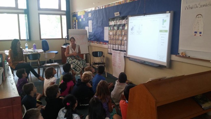 A teacher showing young children Twine in a classroom